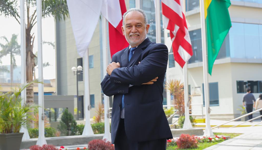 Dr.(c) Percy Dennis Freyre Suárez